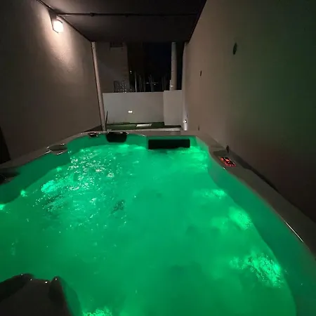 Huge Garden Cozy With Jacuzzi