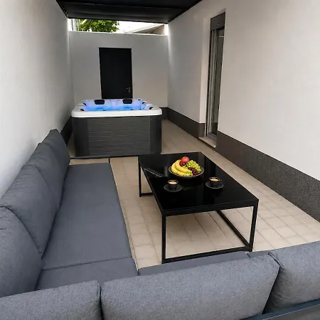 Huge Garden Cozy With Jacuzzi Apartman *