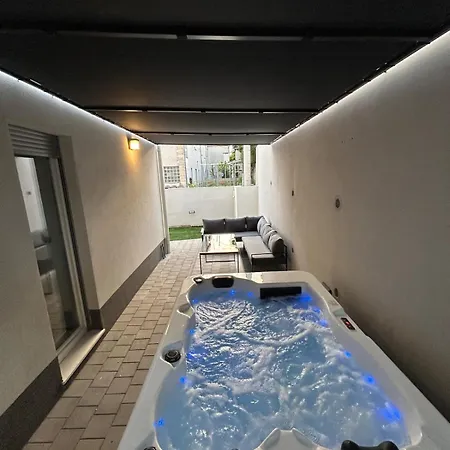 Huge Garden Cozy With Jacuzzi *