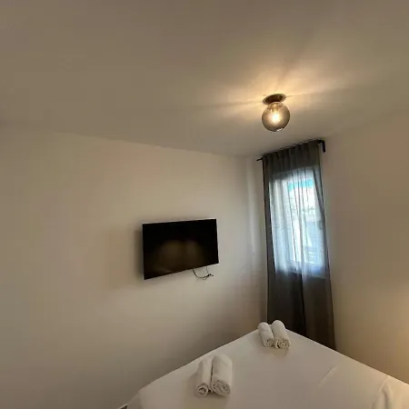 Huge Garden Cozy With Jacuzzi Apartman Split