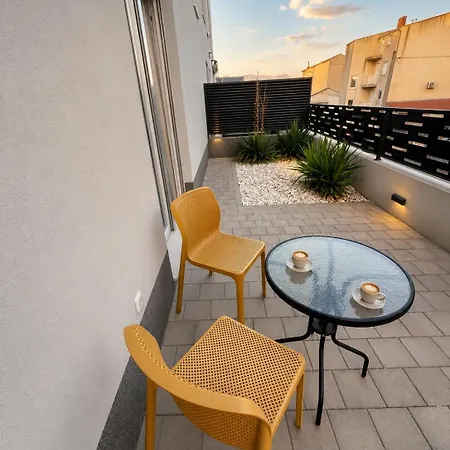Huge Garden Cozy With Jacuzzi Split